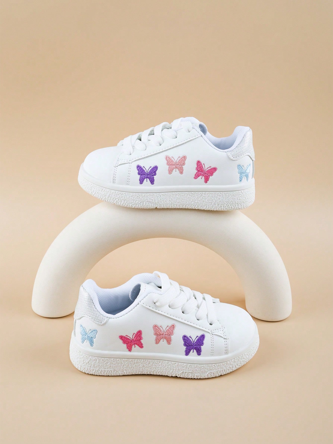 حذاء رياضي مسطح للفتيات بتطريز فراشة مقاوم للماء ومانع للانزلاق، ملائم لجميع الفصول الأربعة