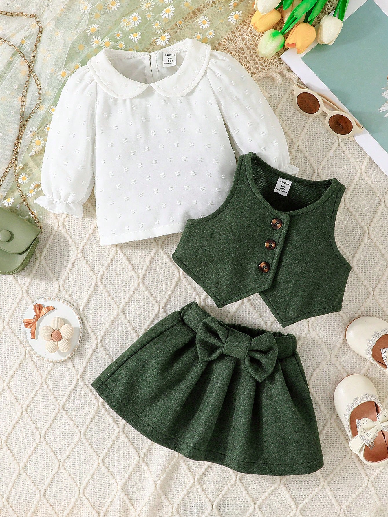 مجموعة تحتوي على ملابس علوية طويلة مزينةلأكمام  جاكيت بأزرار بلا أكمام في الأمام، وتنورة