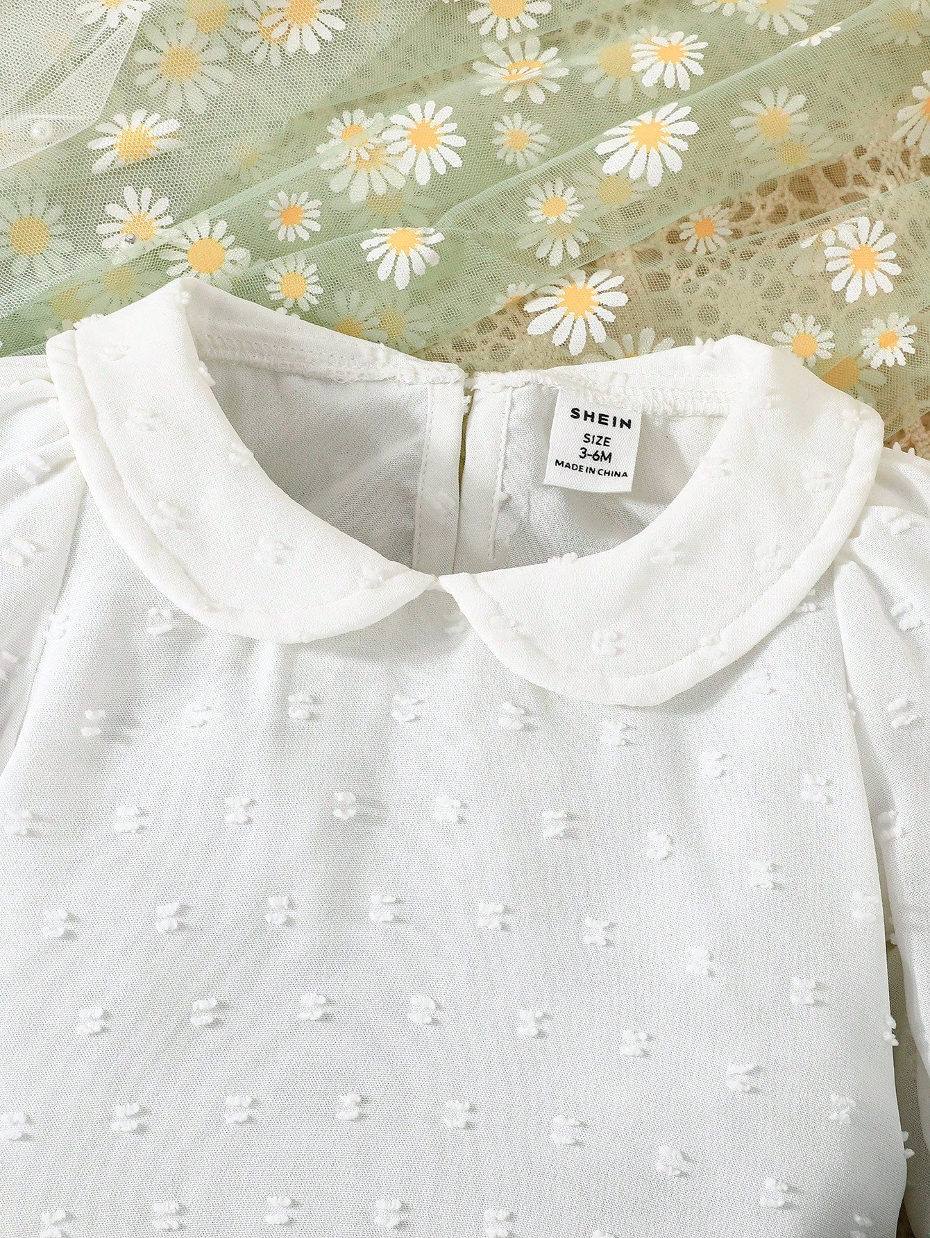 مجموعة تحتوي على ملابس علوية طويلة مزينةلأكمام  جاكيت بأزرار بلا أكمام في الأمام، وتنورة