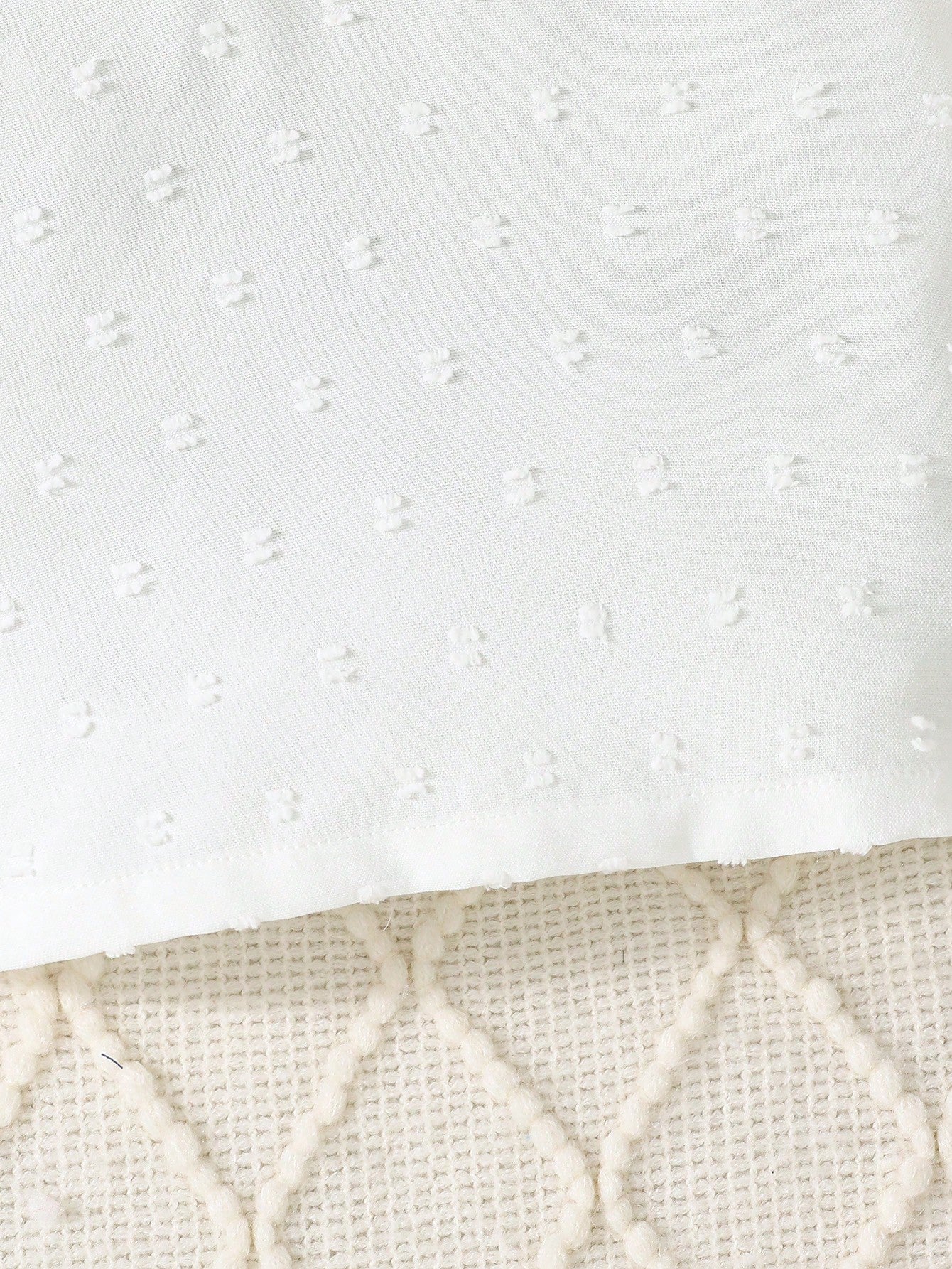 مجموعة تحتوي على ملابس علوية طويلة مزينةلأكمام  جاكيت بأزرار بلا أكمام في الأمام، وتنورة