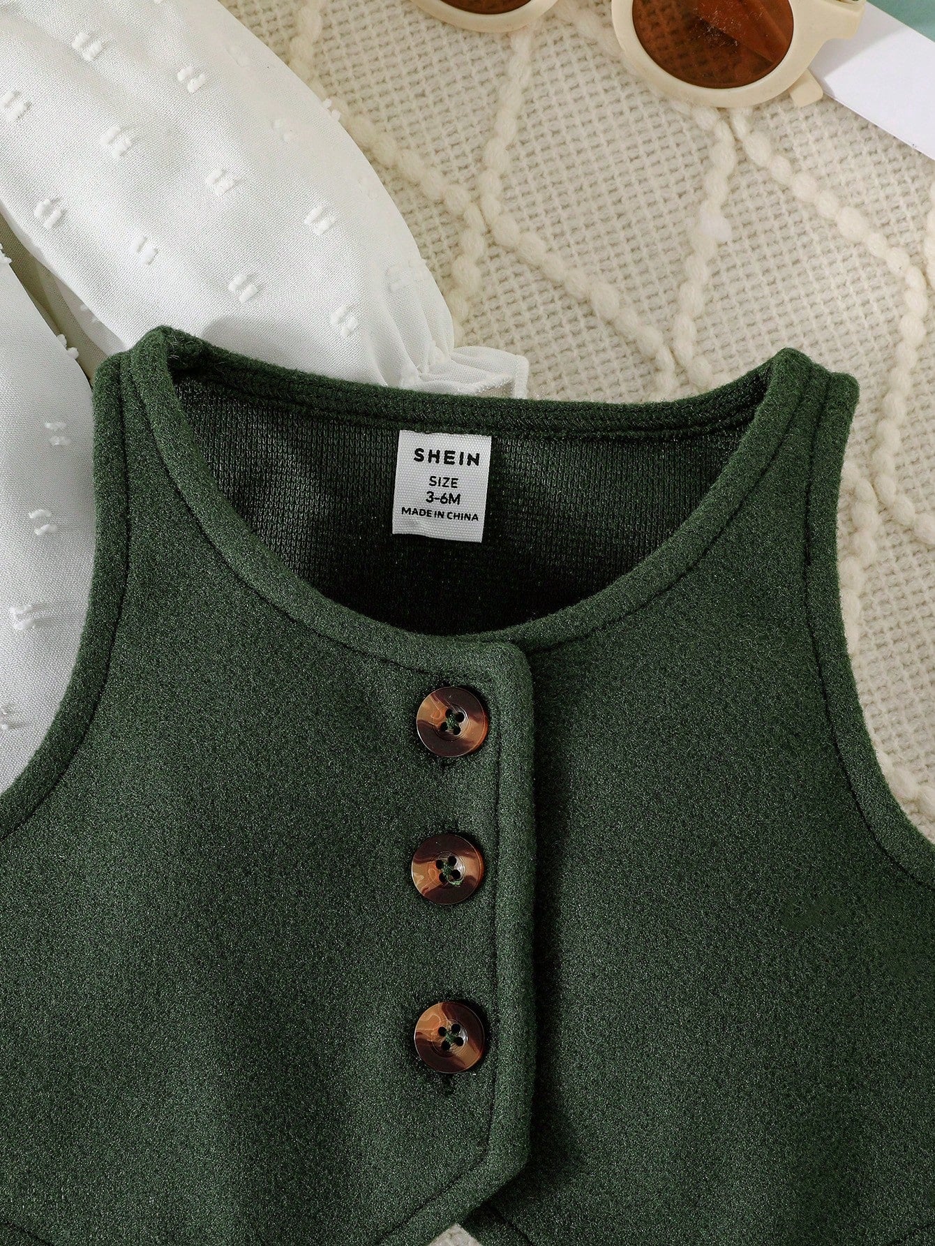 مجموعة تحتوي على ملابس علوية طويلة مزينةلأكمام  جاكيت بأزرار بلا أكمام في الأمام، وتنورة