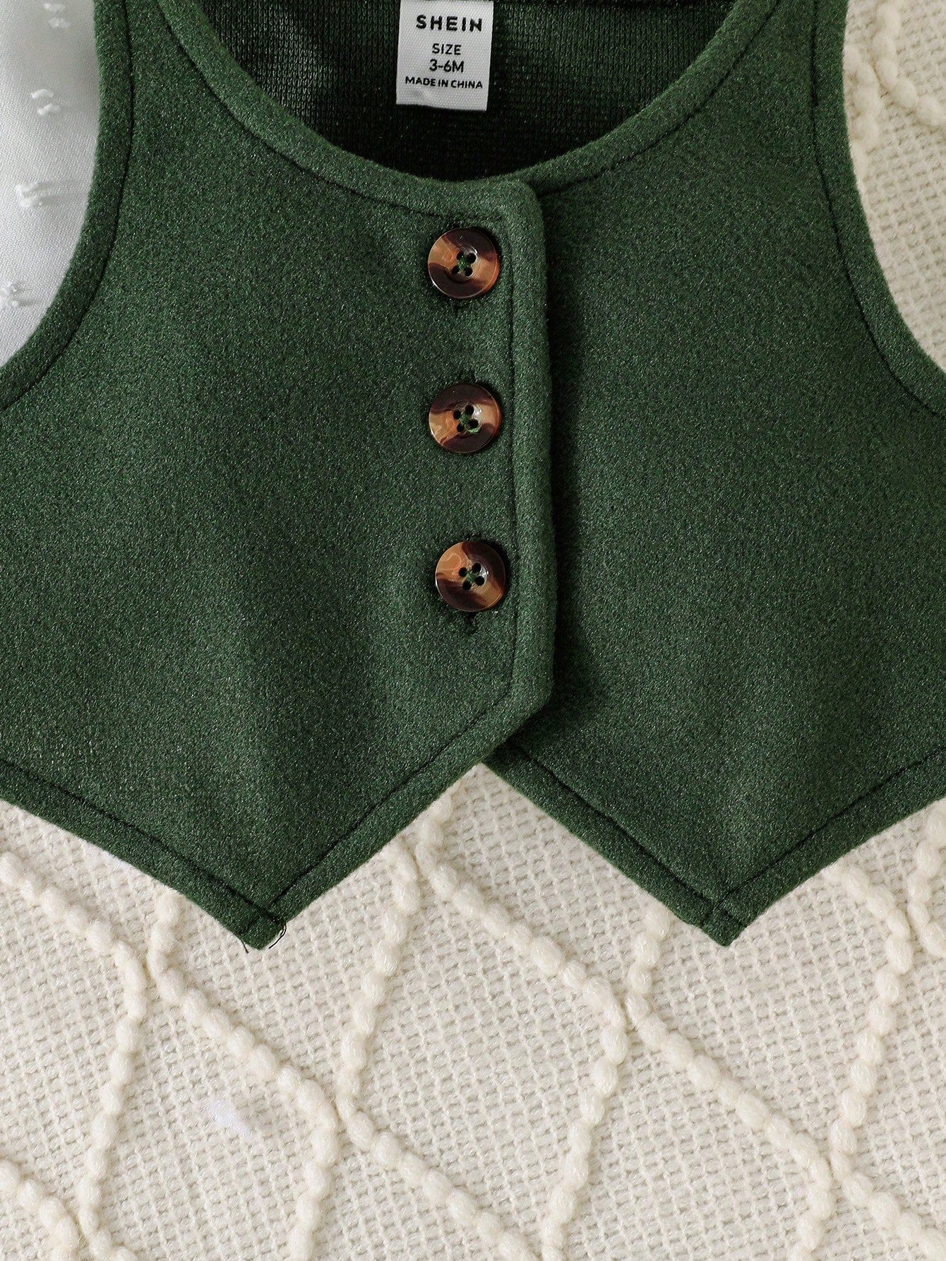 مجموعة تحتوي على ملابس علوية طويلة مزينةلأكمام  جاكيت بأزرار بلا أكمام في الأمام، وتنورة