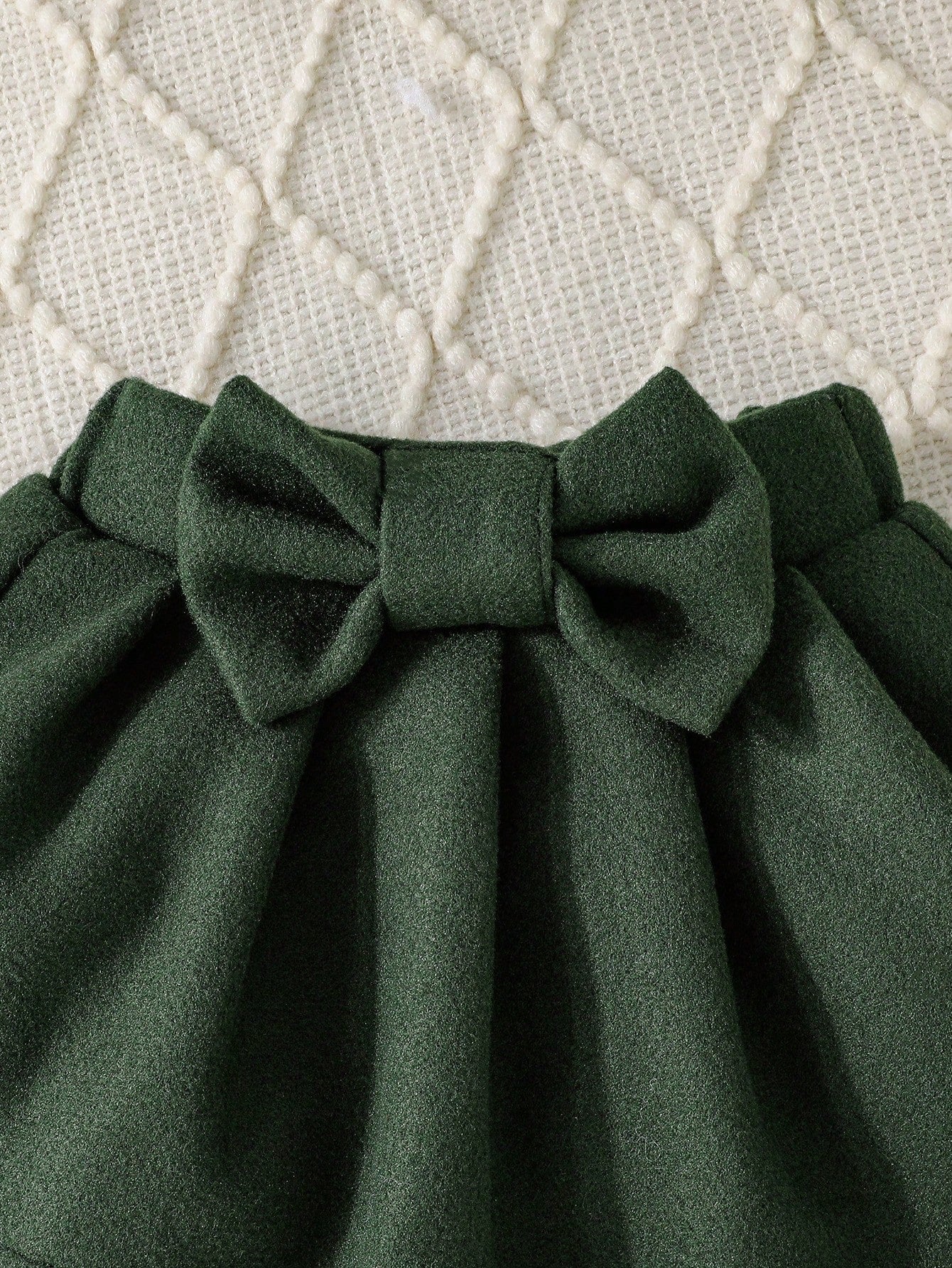 مجموعة تحتوي على ملابس علوية طويلة مزينةلأكمام  جاكيت بأزرار بلا أكمام في الأمام، وتنورة