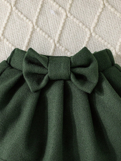 مجموعة تحتوي على ملابس علوية طويلة مزينةلأكمام  جاكيت بأزرار بلا أكمام في الأمام، وتنورة