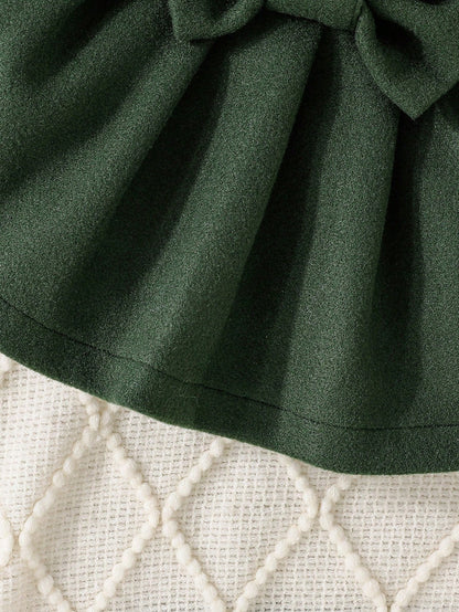 مجموعة تحتوي على ملابس علوية طويلة مزينةلأكمام  جاكيت بأزرار بلا أكمام في الأمام، وتنورة