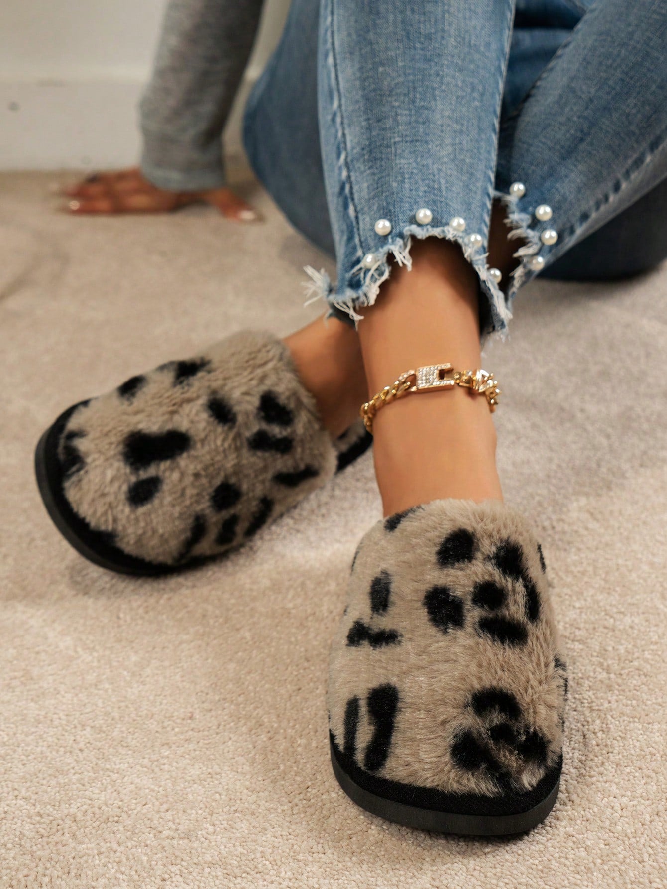 نعال منزلية للنساء والفتيات من القماش المخملي الأسود الناعم