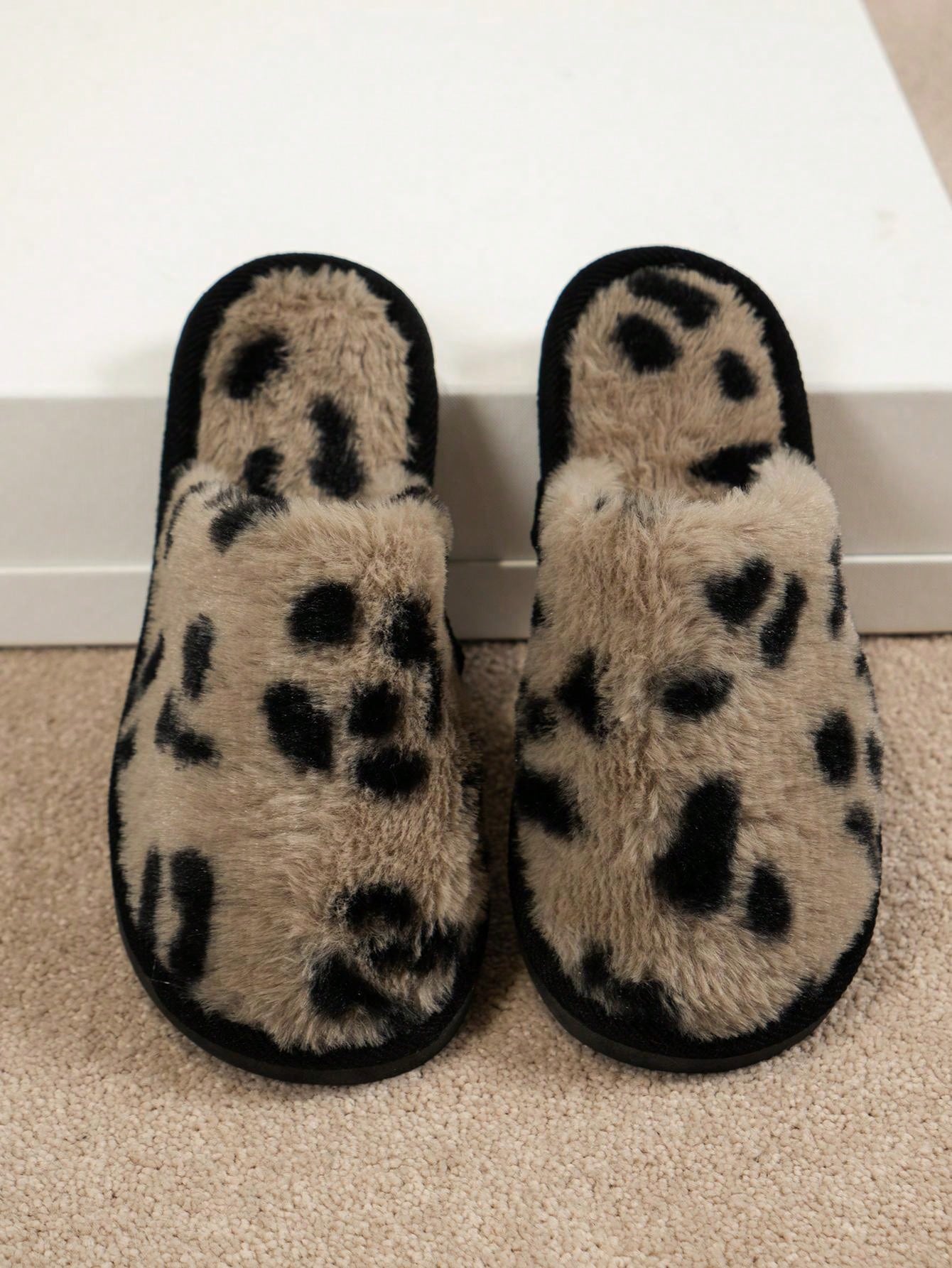 نعال منزلية للنساء والفتيات من القماش المخملي الأسود الناعم