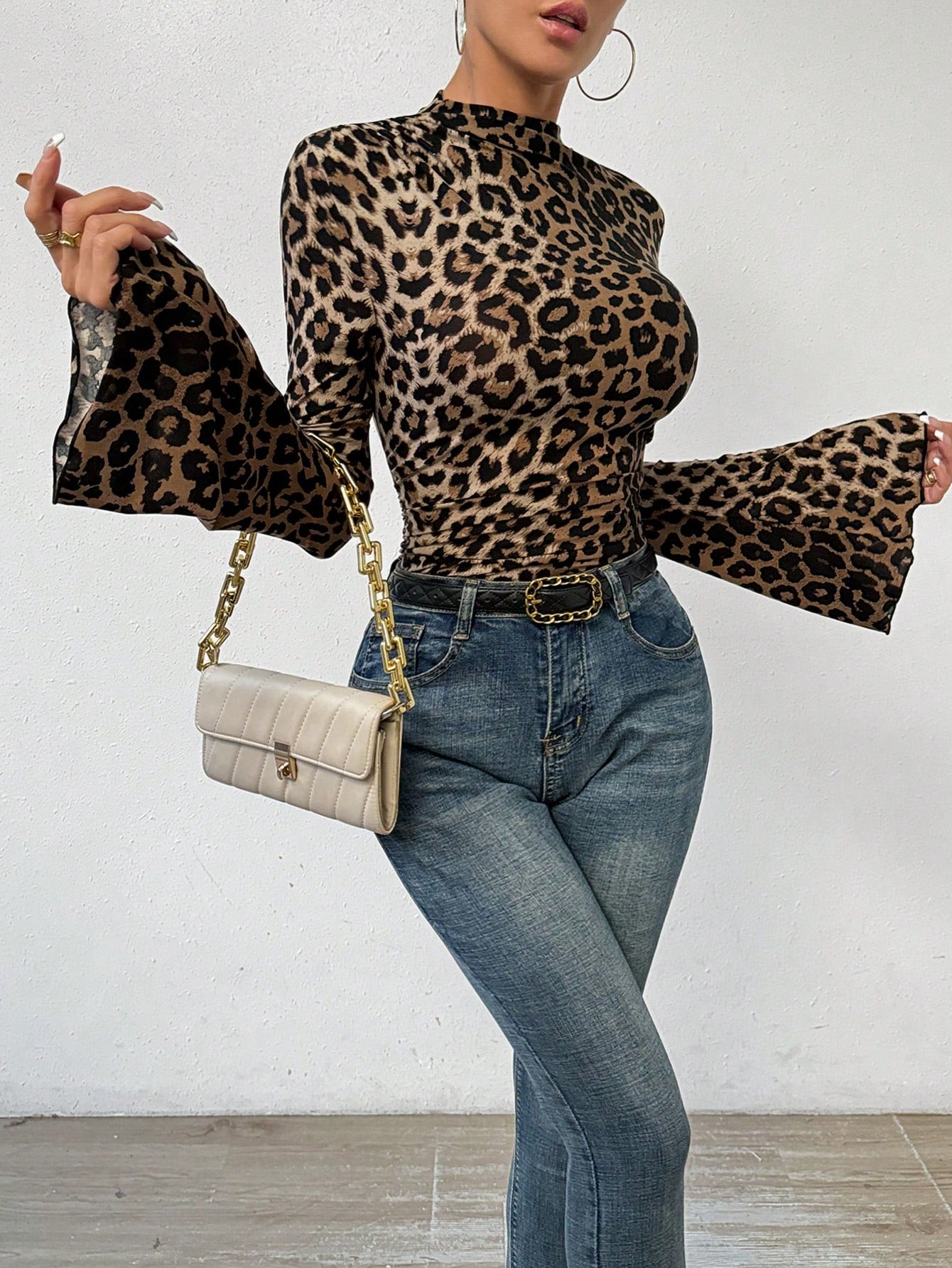 تي شيرت ضيق مطبوع بنمط فهد جذاب بتصميم يصل إلى منتصف العنق