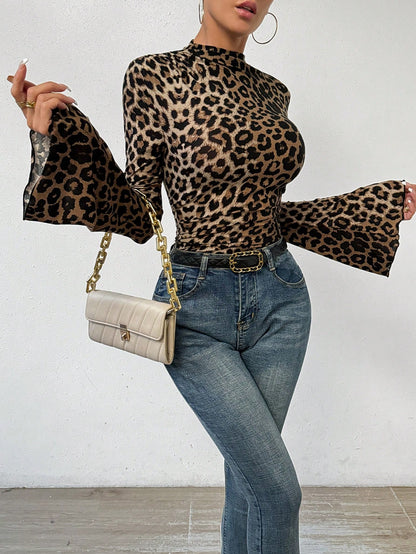 تي شيرت ضيق مطبوع بنمط فهد جذاب بتصميم يصل إلى منتصف العنق