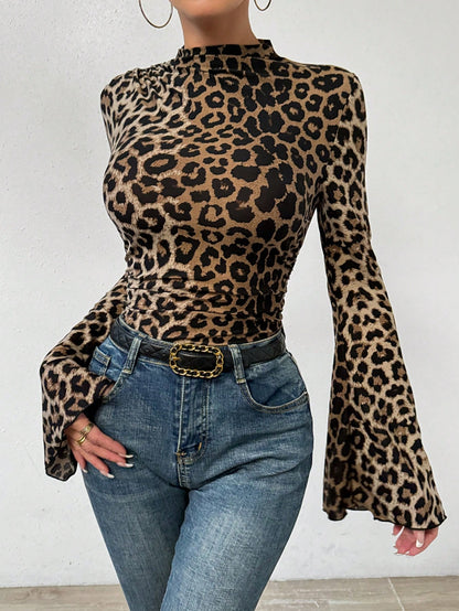 تي شيرت ضيق مطبوع بنمط فهد جذاب بتصميم يصل إلى منتصف العنق