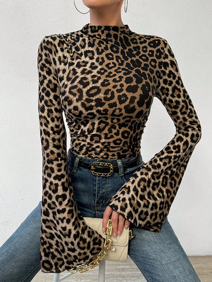 تي شيرت ضيق مطبوع بنمط فهد جذاب بتصميم يصل إلى منتصف العنق