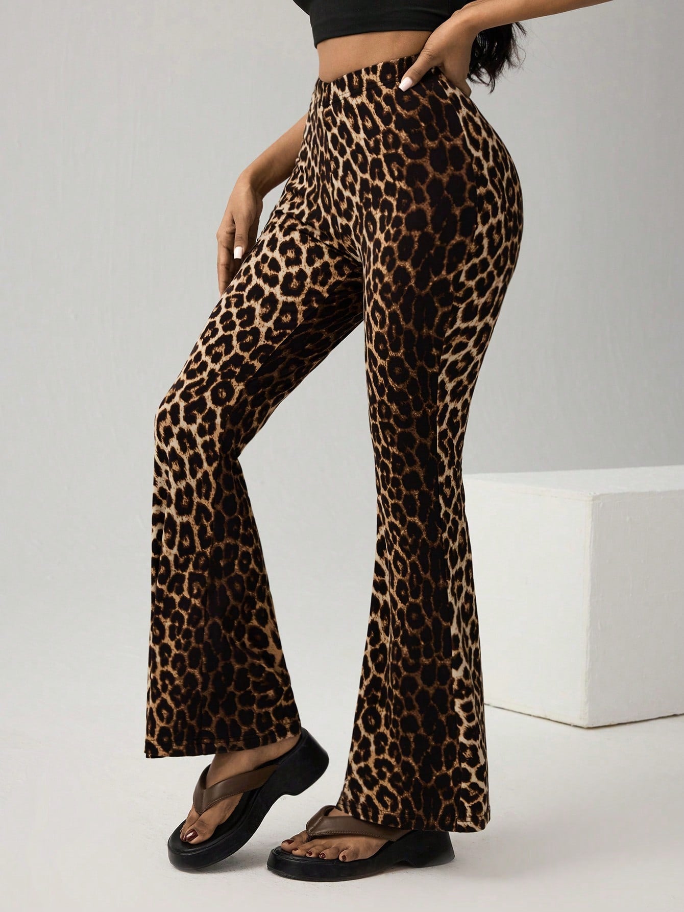 بنطلونات نسائية ذات خصر عالٍ وأرجل واسعة بطبعة نمر