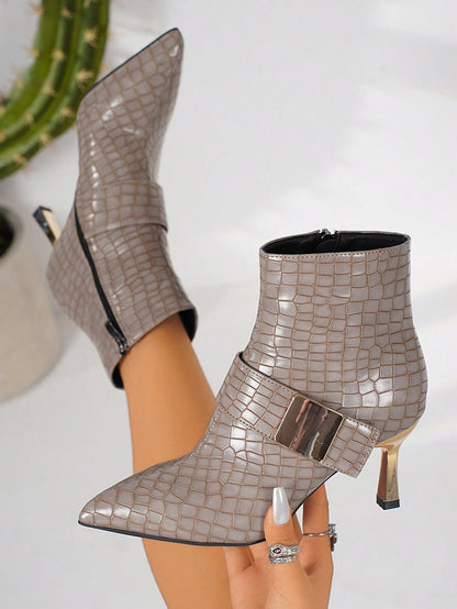 بوت الكاحل ذات رؤوس مدببة بلون المشمش للنساء ، جلد عالي الجودة بقوام أرضي ، سحاب جانبي ، حزام أمامي ، إبزيم مربع ، كعب نحيل