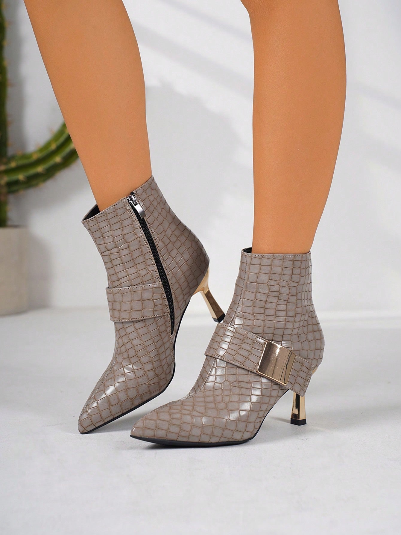 بوت الكاحل ذات رؤوس مدببة بلون المشمش للنساء ، جلد عالي الجودة بقوام أرضي ، سحاب جانبي ، حزام أمامي ، إبزيم مربع ، كعب نحيل