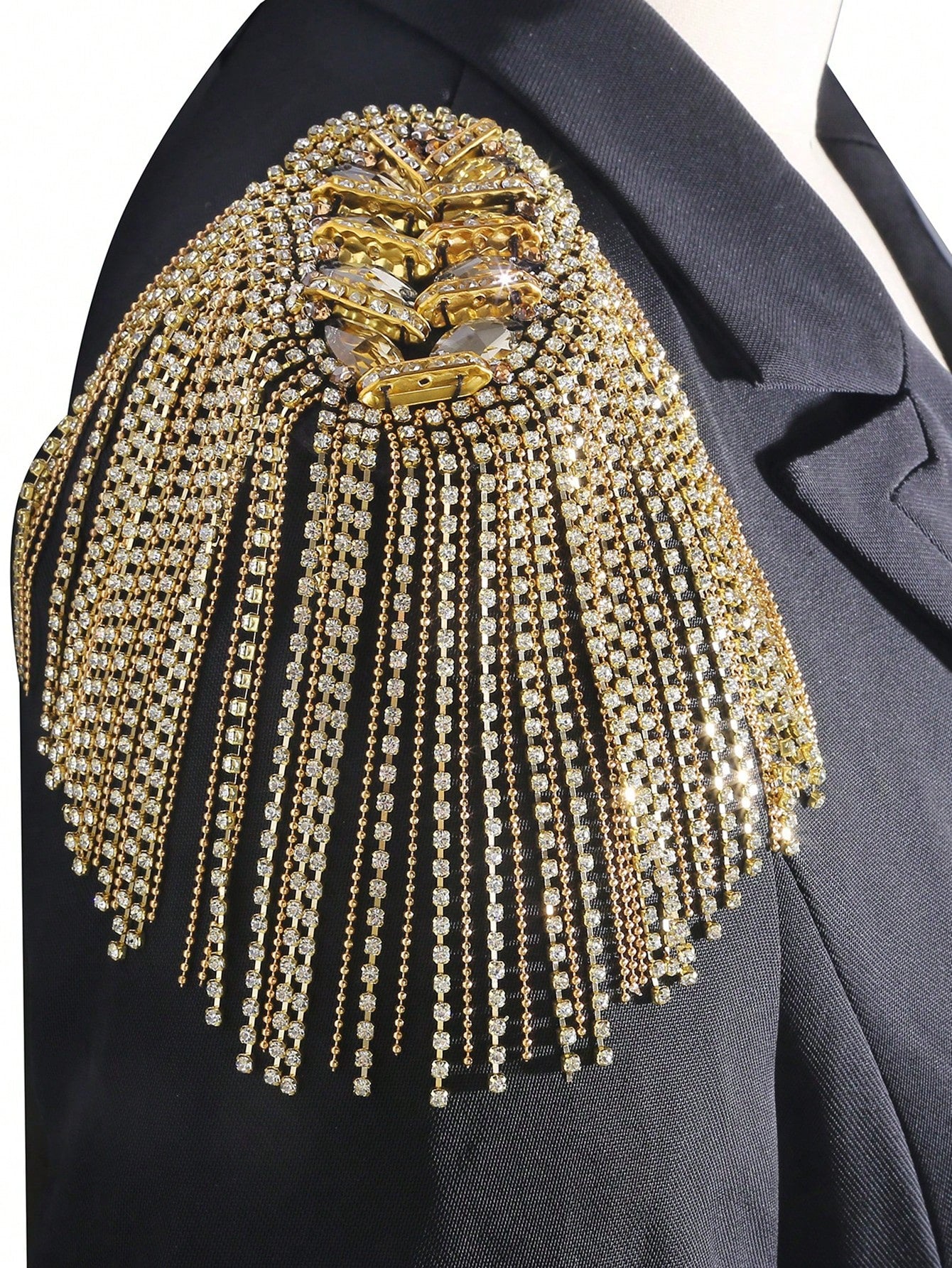 شارة للكتف مع تفاصيل زخرفية لتزيين الملابس