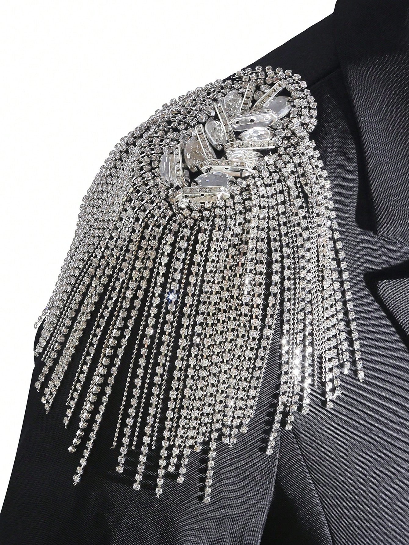 شارة للكتف مع تفاصيل زخرفية لتزيين الملابس