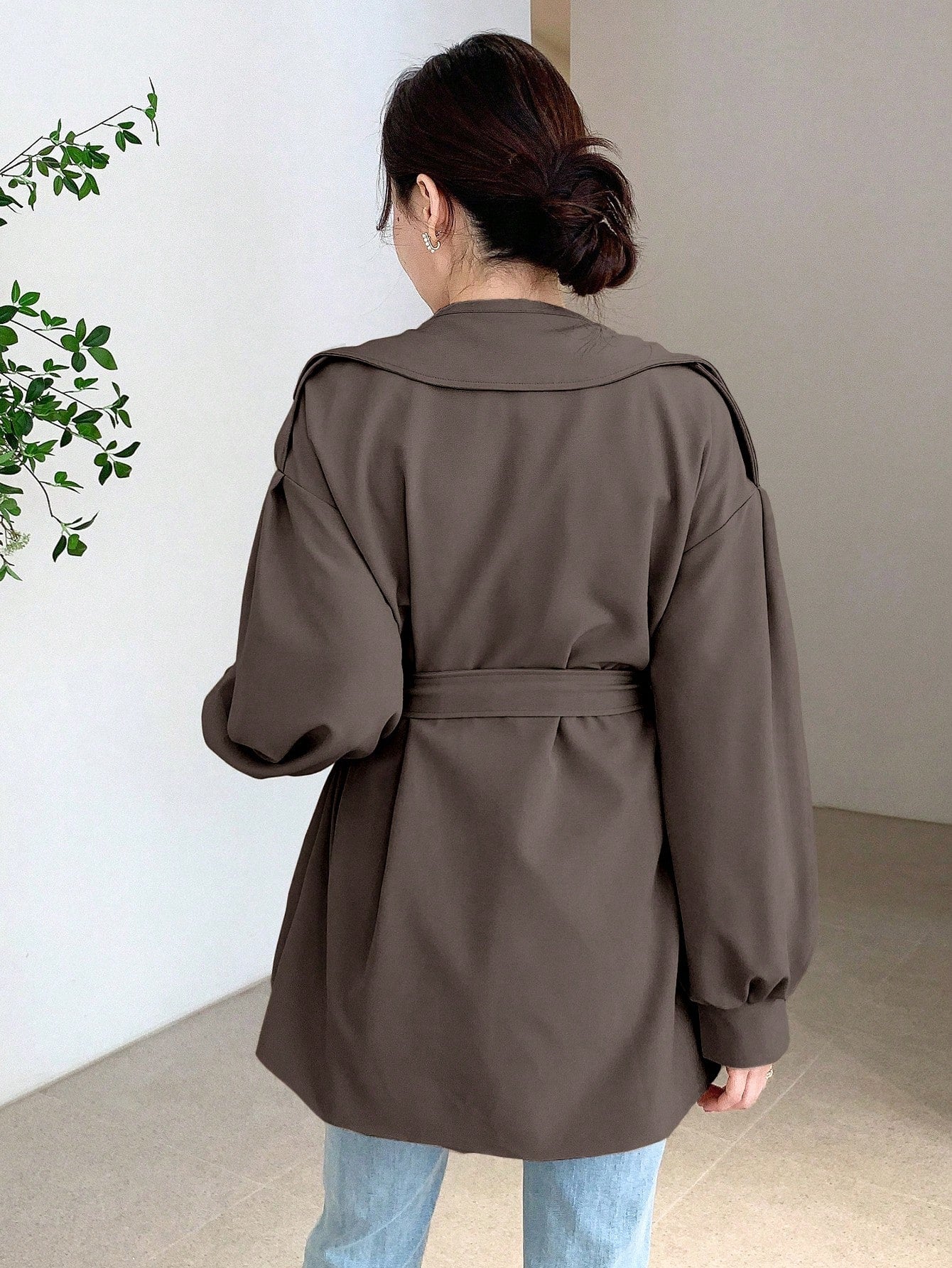 معطف خندق طويل بأكمام طويلة وحزام مزدوج الصدر لون واحد للنساء