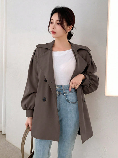 معطف خندق طويل بأكمام طويلة وحزام مزدوج الصدر لون واحد للنساء