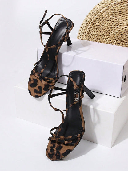 صنادل بكعب عالٍ بطبعة الفهد وإبزيم بشريط للكاحل ومقدمة مدببة، لملابس الكريسماس