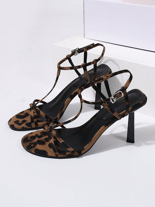 صنادل بكعب عالٍ بطبعة الفهد وإبزيم بشريط للكاحل ومقدمة مدببة، لملابس الكريسماس