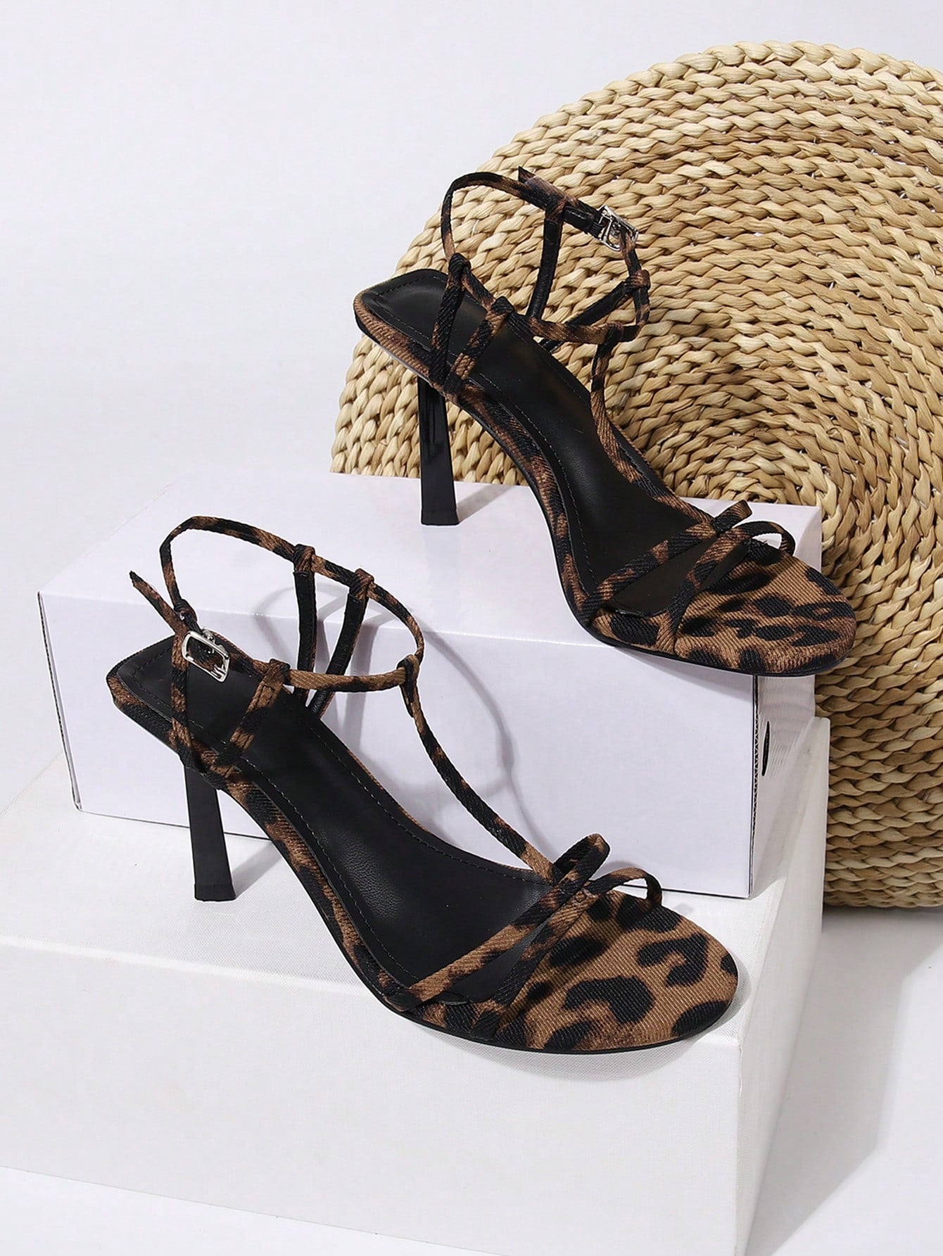 صنادل بكعب عالٍ بطبعة الفهد وإبزيم بشريط للكاحل ومقدمة مدببة، لملابس الكريسماس