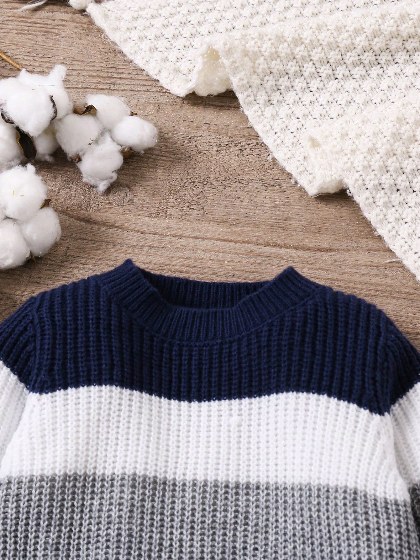 أطقم منسقة ثقيلة طفل صغير