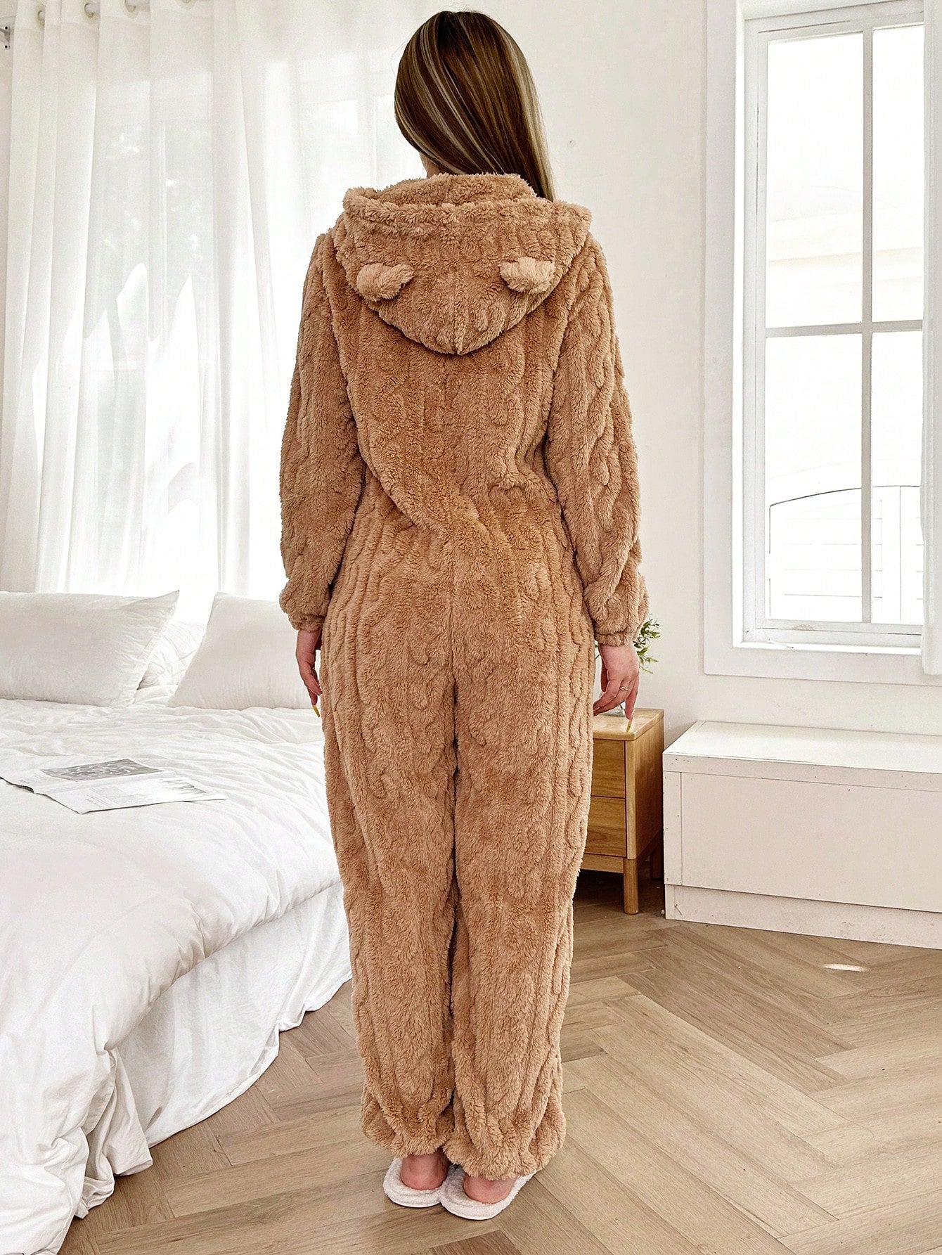 جمبسوت نوم من القطيفة مطرزة بالدب مزخرفة