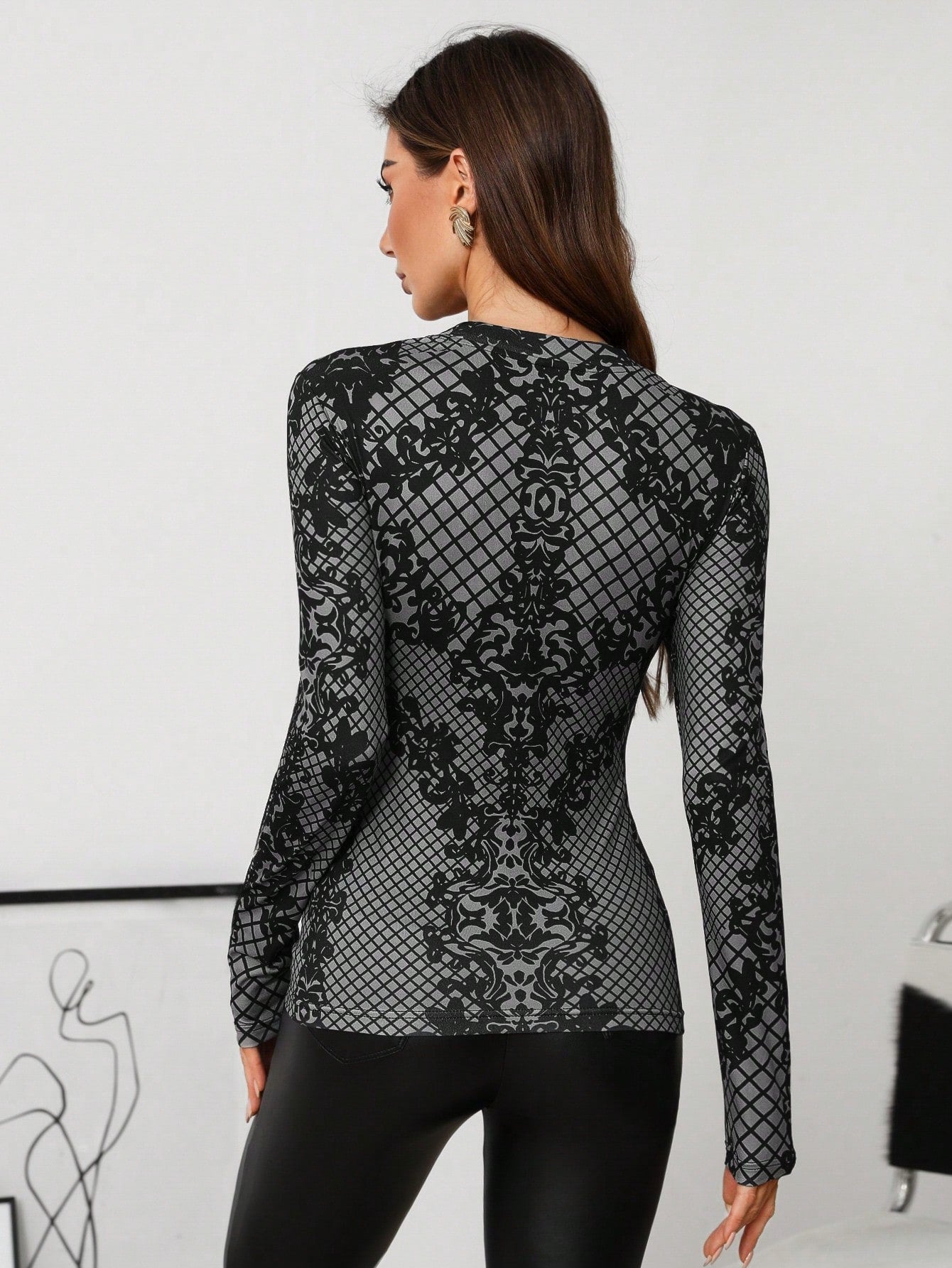 تي شيرت كم طويل ذو ياقة علوية كلاسيكية مناسب للسيدات بتصميم نحيف، بنقشة شبكية زهرية رجعية