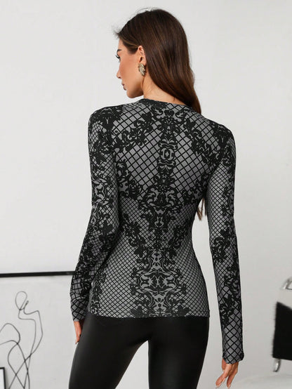 تي شيرت كم طويل ذو ياقة علوية كلاسيكية مناسب للسيدات بتصميم نحيف، بنقشة شبكية زهرية رجعية