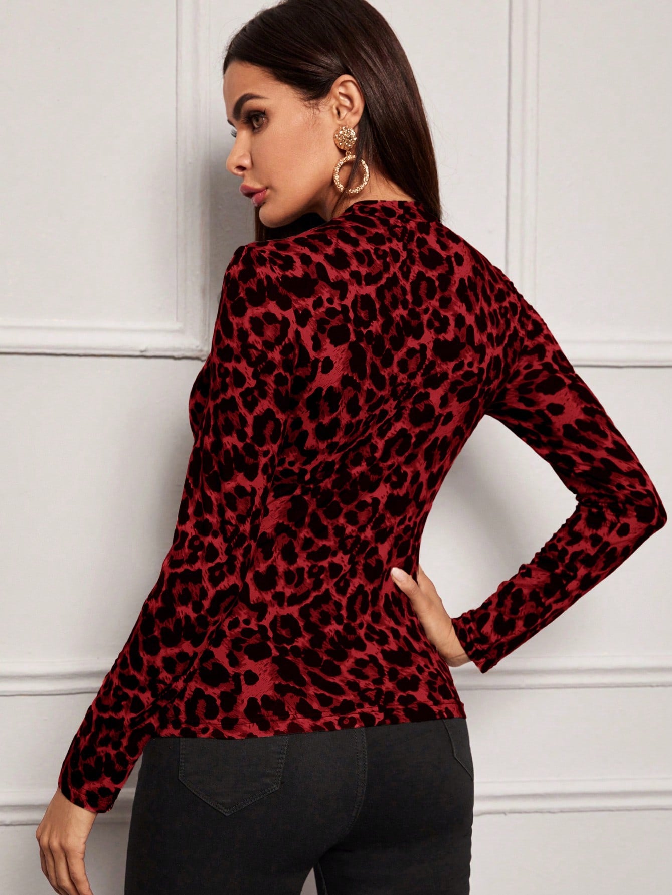 تي شيرت تريكو بأكمام طويلة مطابق للسيدات بياقة بولو وطباعة نمر لربيع/صيف