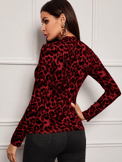 تي شيرت تريكو بأكمام طويلة مطابق للسيدات بياقة بولو وطباعة نمر لربيع/صيف