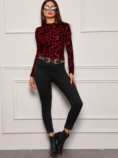 تي شيرت تريكو بأكمام طويلة مطابق للسيدات بياقة بولو وطباعة نمر لربيع/صيف