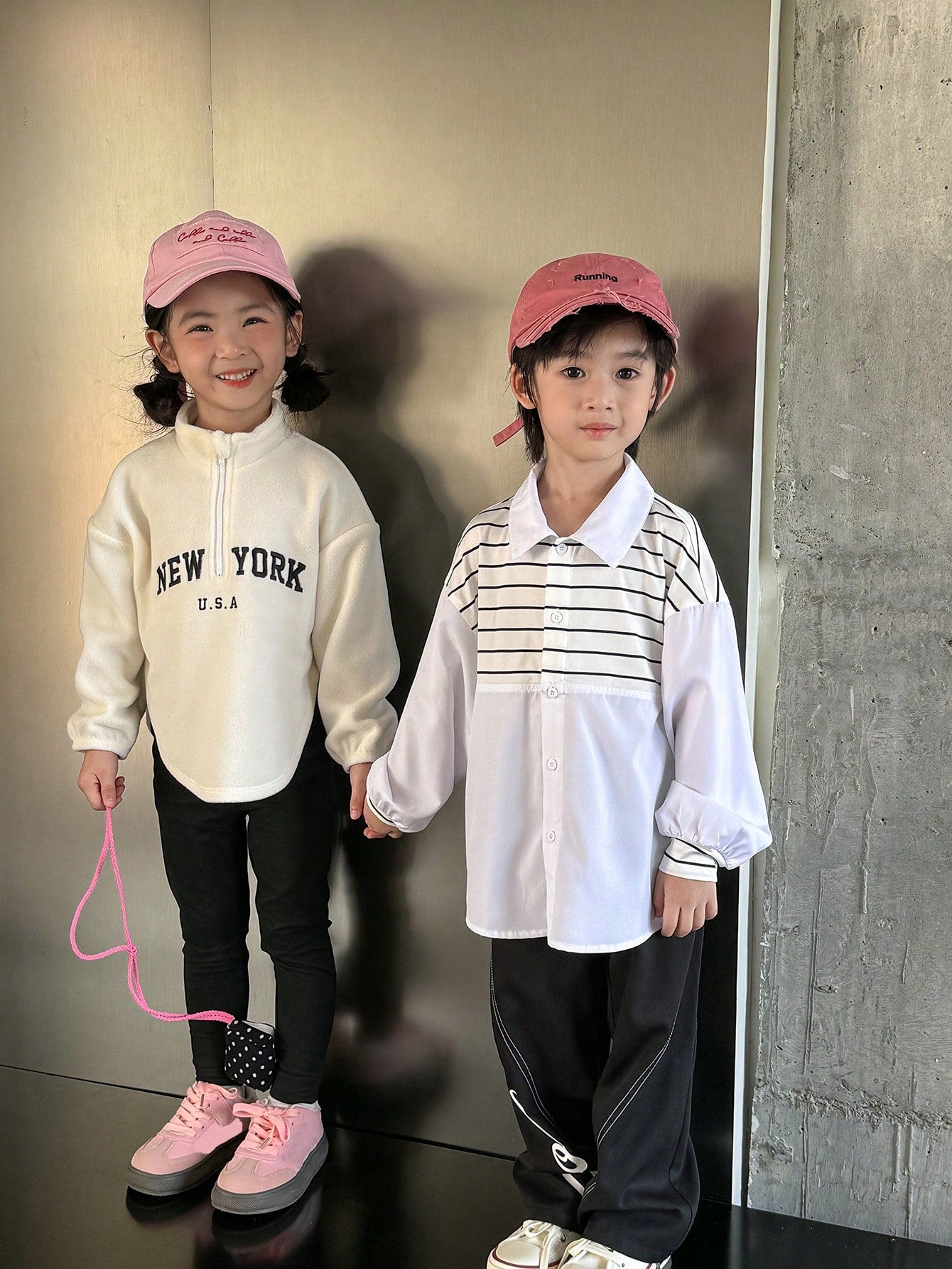 طقم ملابس علوية قطني منفوش بطباعة حرف أنيق وبنطلون طويل بخصر مطاطي للفتاة الصغيرة للخريف/الشتاء