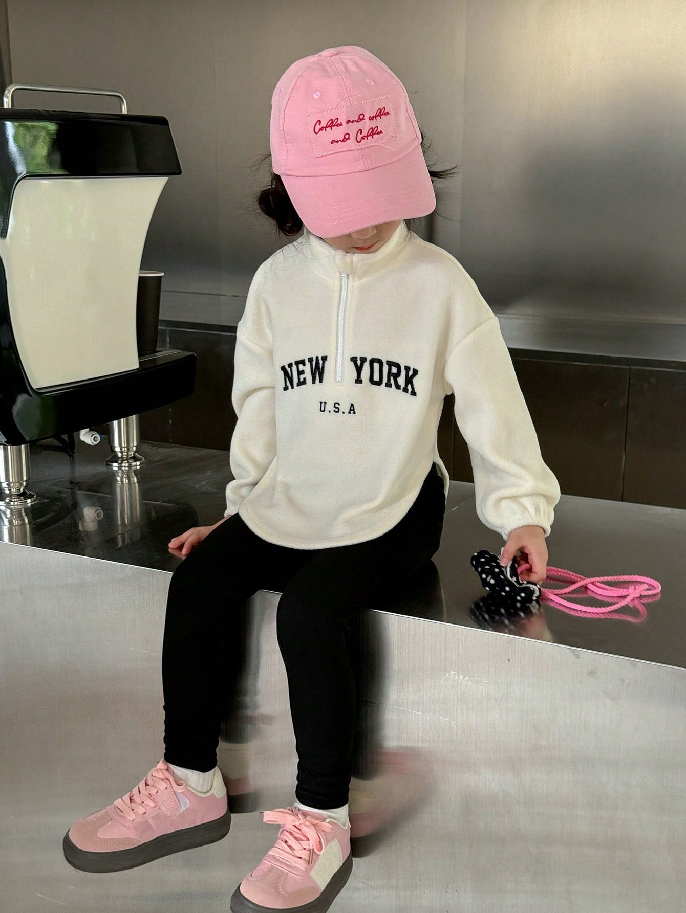 طقم ملابس علوية قطني منفوش بطباعة حرف أنيق وبنطلون طويل بخصر مطاطي للفتاة الصغيرة للخريف/الشتاء