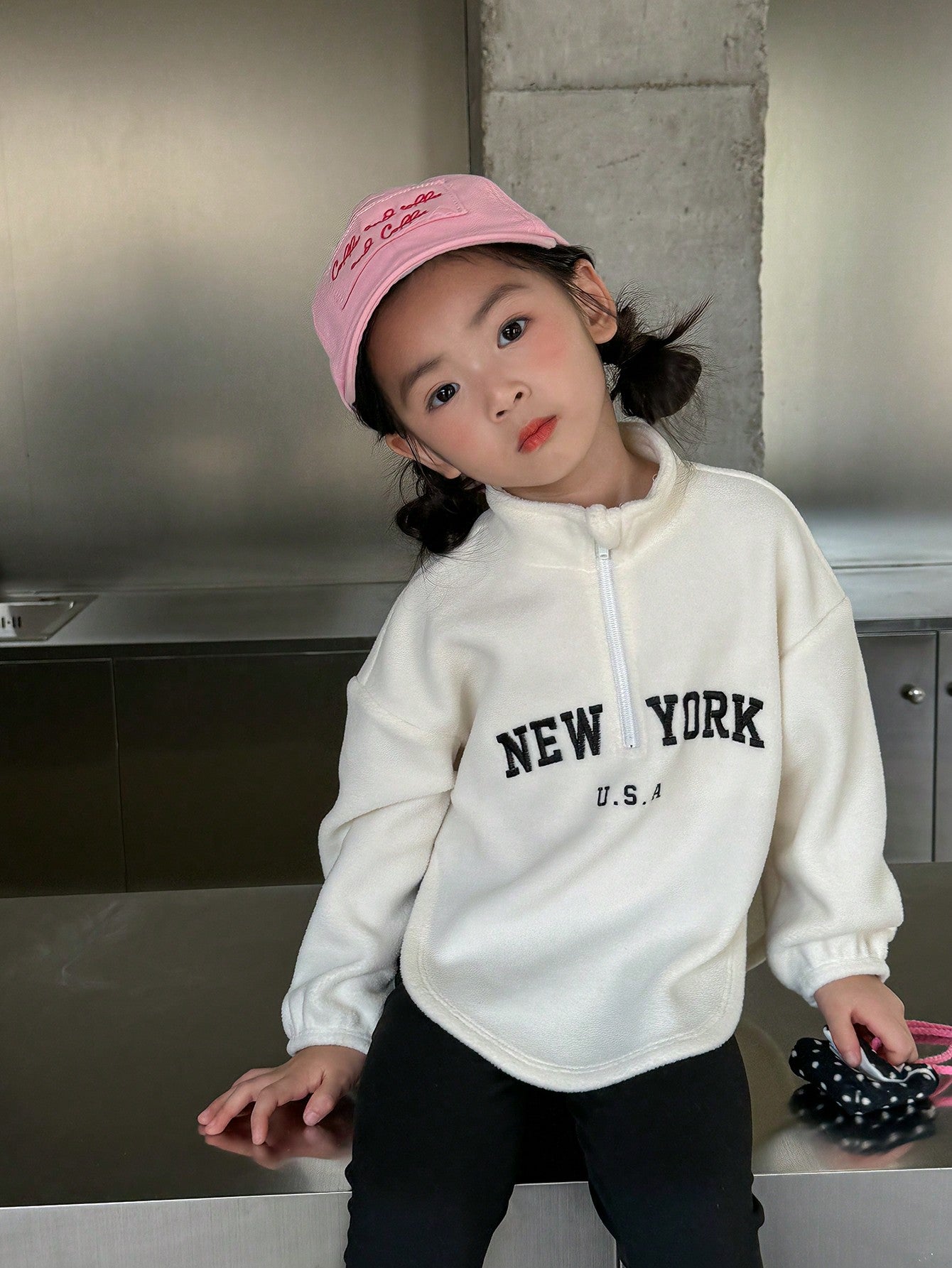 طقم ملابس علوية قطني منفوش بطباعة حرف أنيق وبنطلون طويل بخصر مطاطي للفتاة الصغيرة للخريف/الشتاء