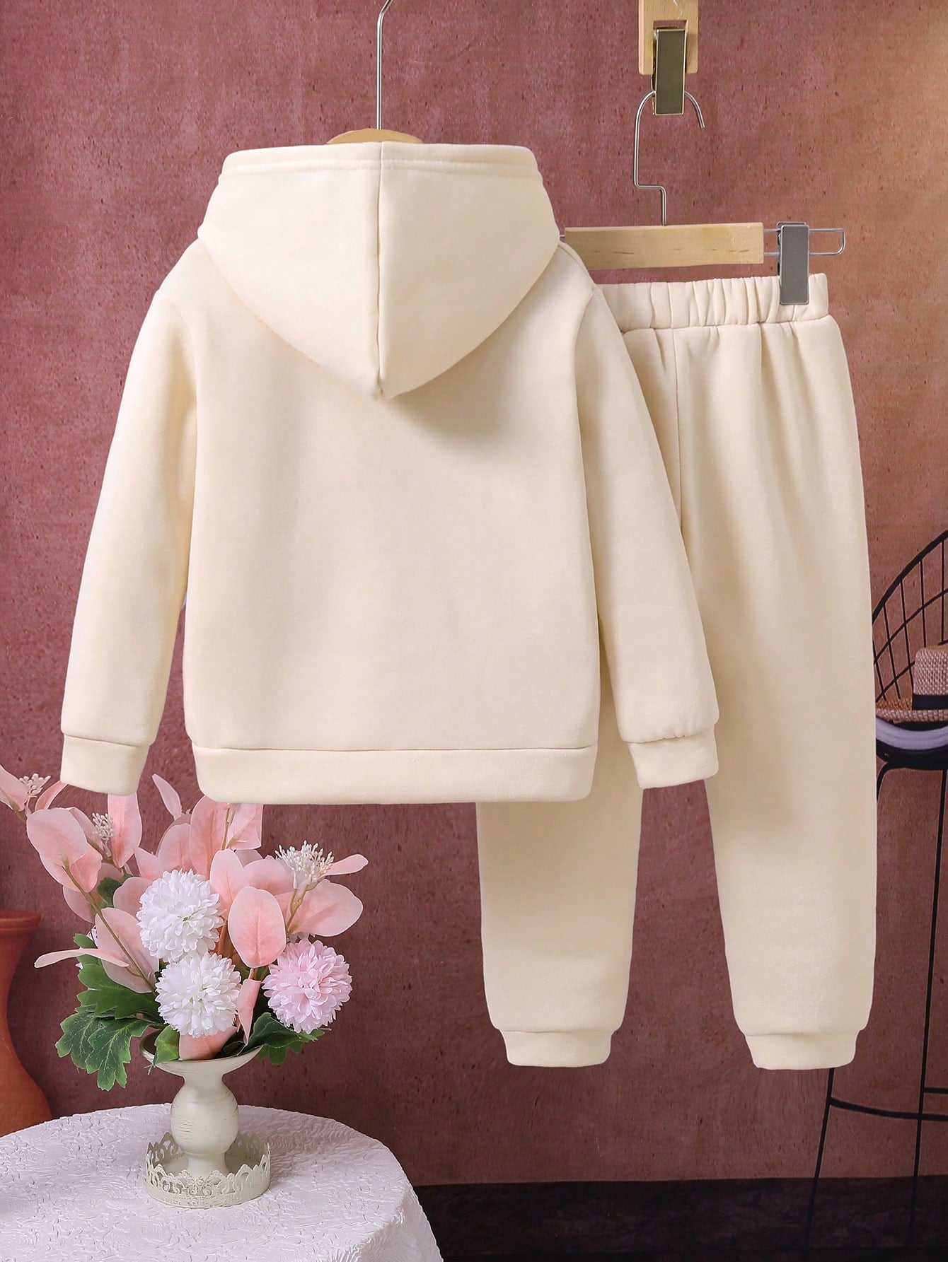 طقم هوودي دافئ وبنطلون رياضي بطباعة رسوم كرتونية للبنات الصغيرات
