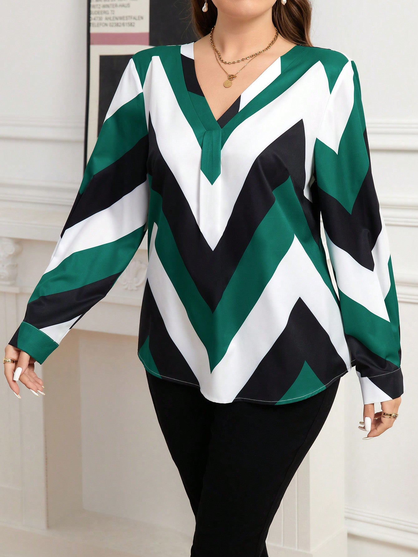 بلوزة عمل أنيقة كاجوال للسيدات بأكمام طويلة وياقة على شكل V متعددة الألوان والخطوط بمقاسات كبيرة