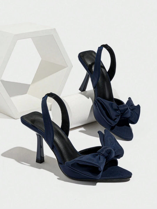 صنادل ذات كعب عالي مزينة بفراشة وحزام مطّاطي