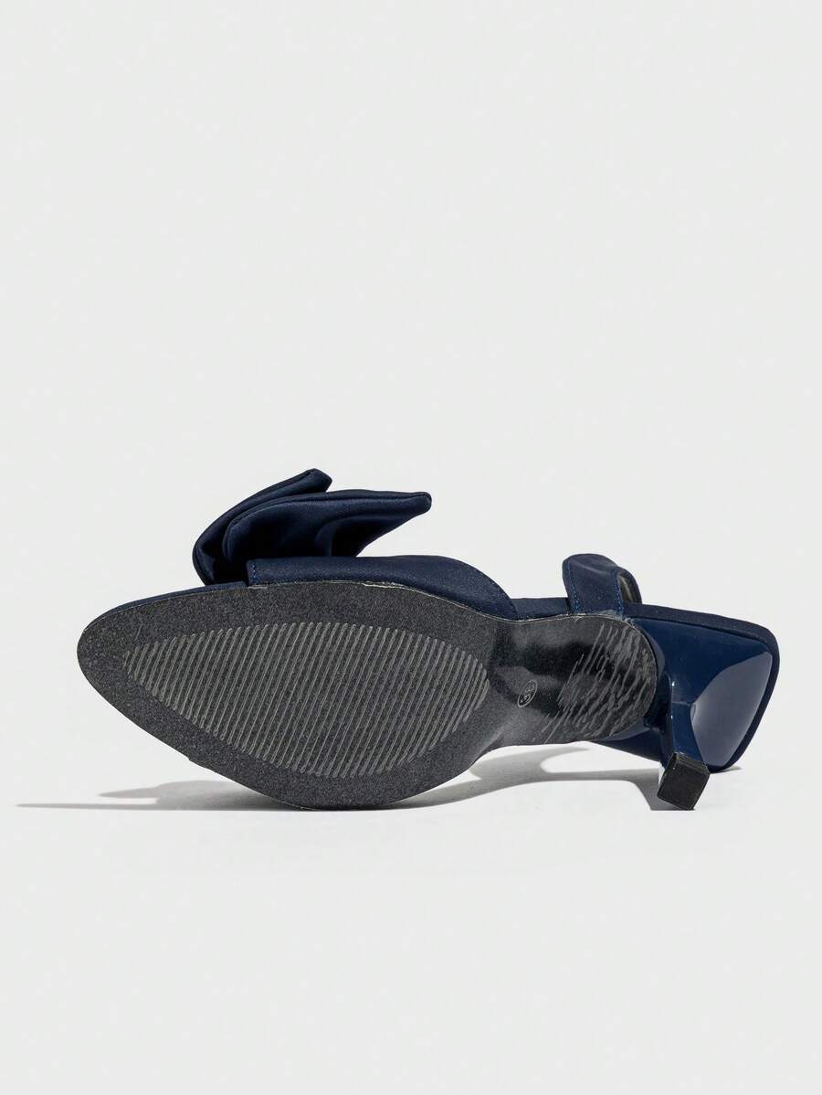 صنادل ذات كعب عالي مزينة بفراشة وحزام مطّاطي