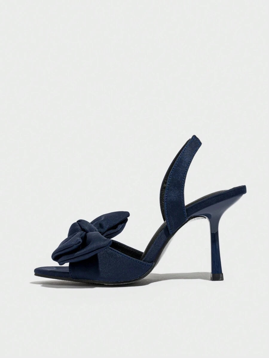 صنادل ذات كعب عالي مزينة بفراشة وحزام مطّاطي