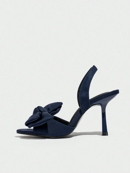 صنادل ذات كعب عالي مزينة بفراشة وحزام مطّاطي