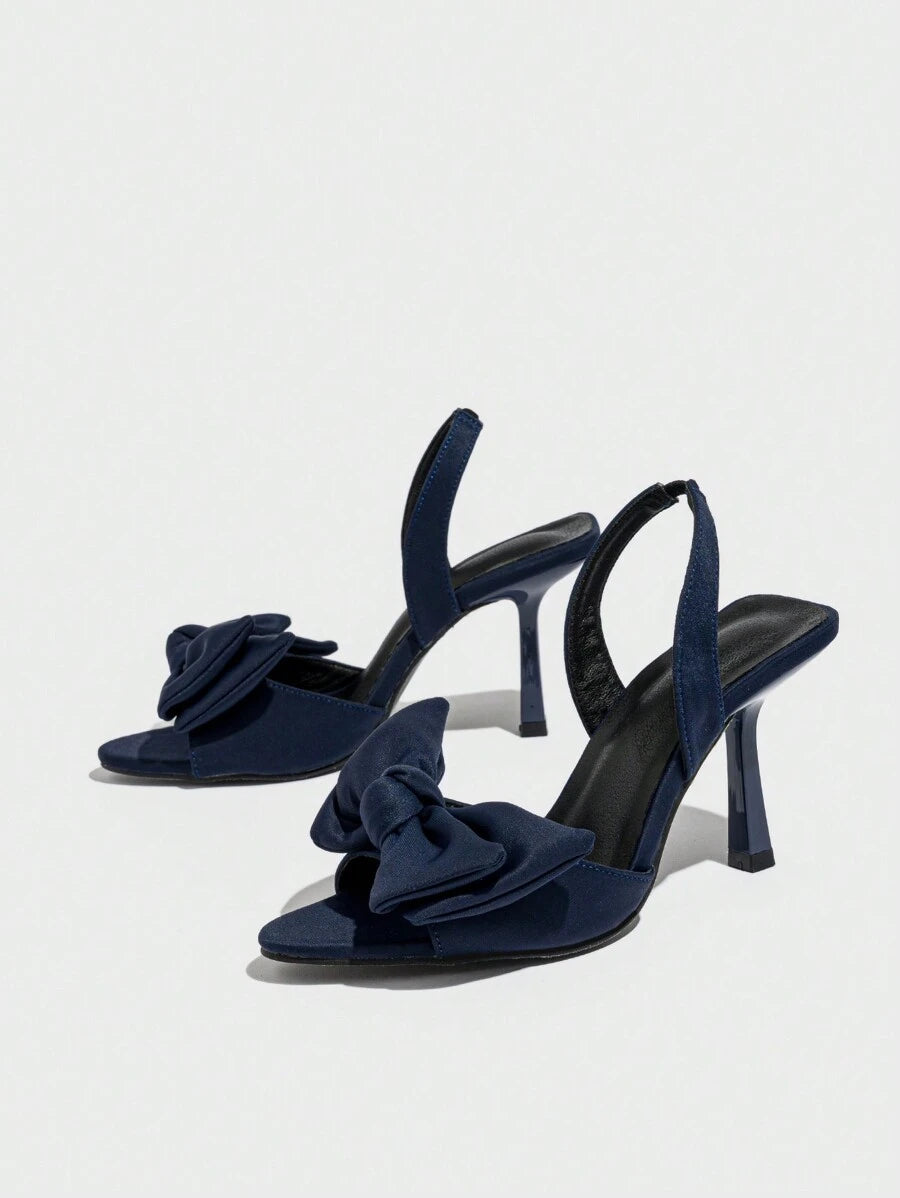 صنادل ذات كعب عالي مزينة بفراشة وحزام مطّاطي