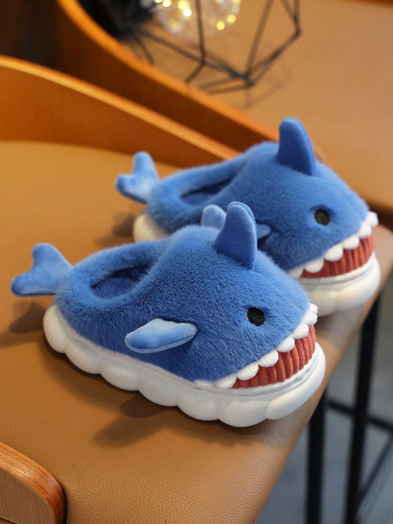 زوج واحد من النعال المنزلية للأطفال الرضع بتصميم القرش الفاخر ، مناسبة للشتاء