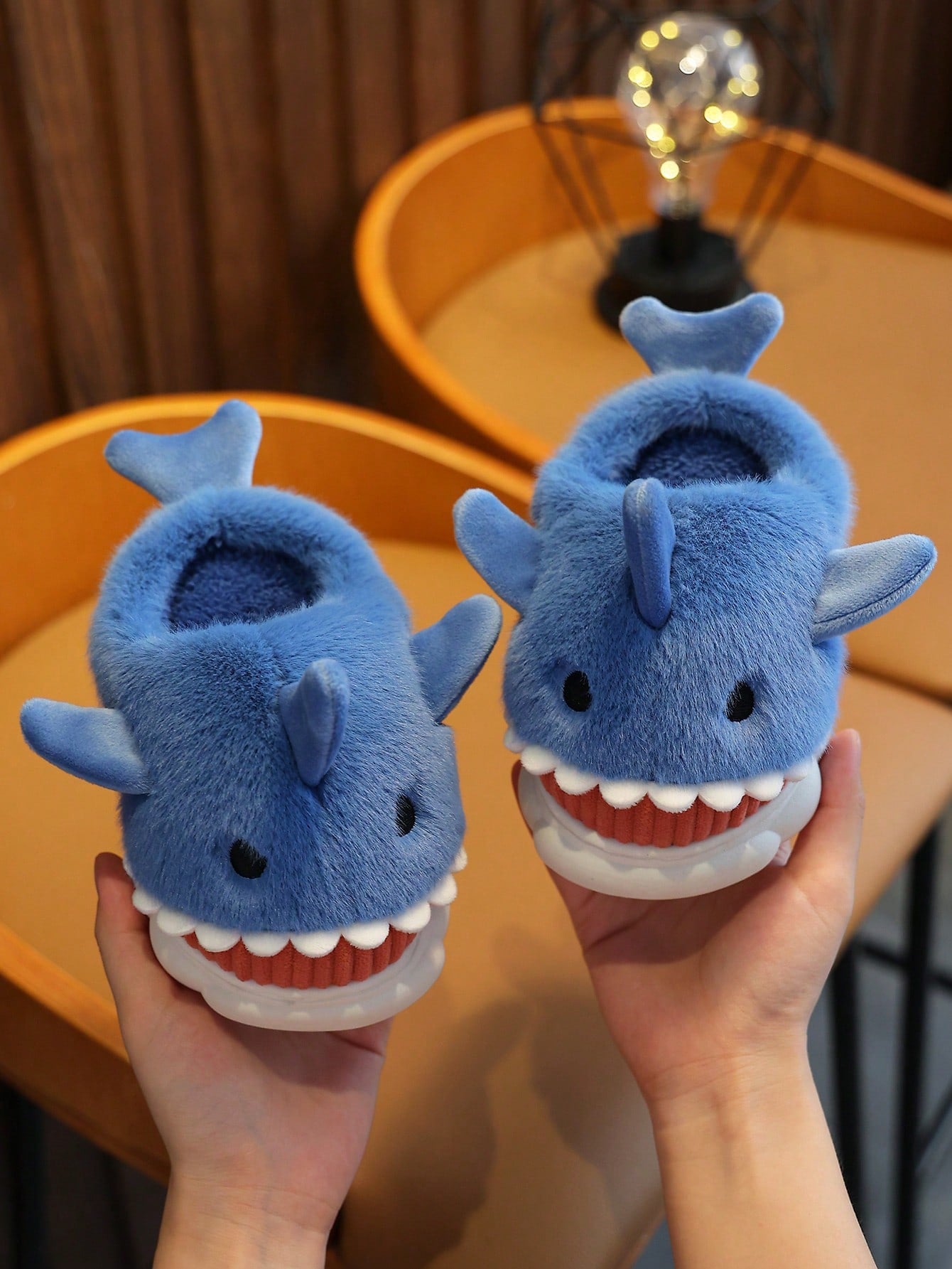 زوج واحد من النعال المنزلية للأطفال الرضع بتصميم القرش الفاخر ، مناسبة للشتاء