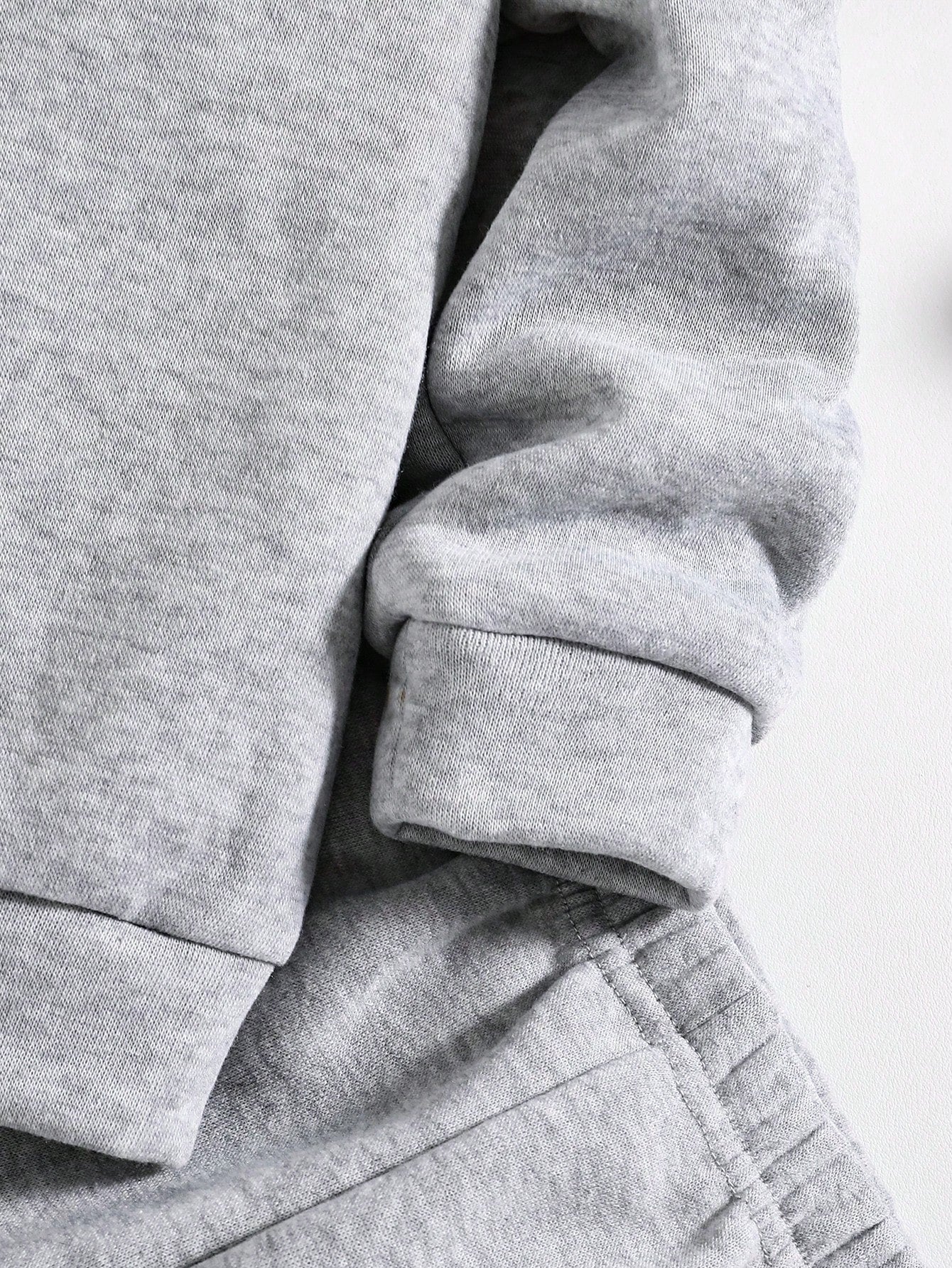 بدلة ملابس تتكون من بلوزة رياضية ذات رقبة طاقم مع طباعة أحرف، وبنطلون رياضي للأطفال الصغار