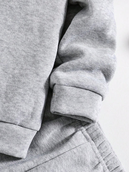 بدلة ملابس تتكون من بلوزة رياضية ذات رقبة طاقم مع طباعة أحرف، وبنطلون رياضي للأطفال الصغار