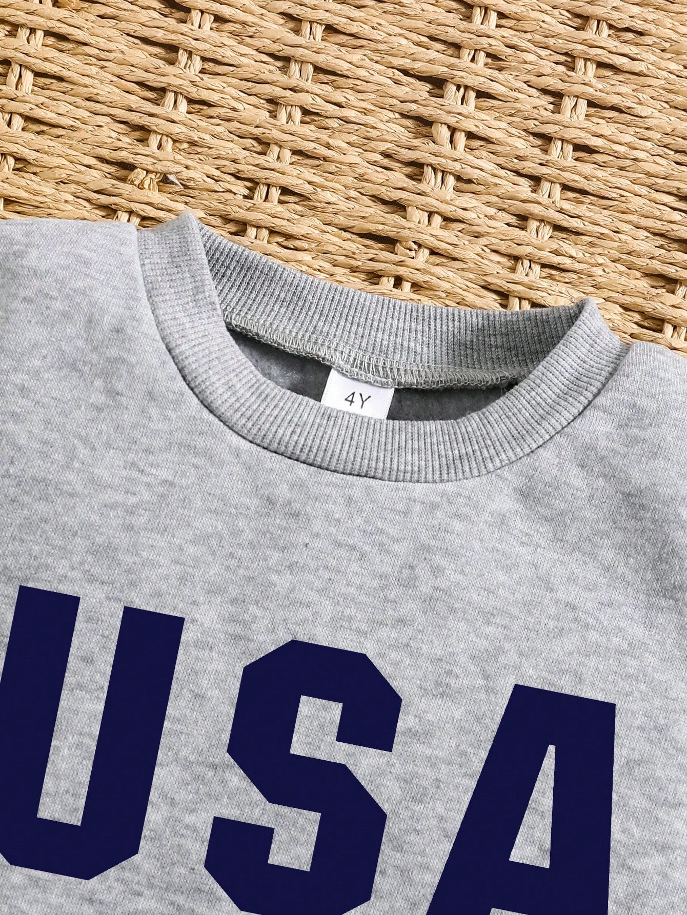 بدلة ملابس تتكون من بلوزة رياضية ذات رقبة طاقم مع طباعة أحرف، وبنطلون رياضي للأطفال الصغار