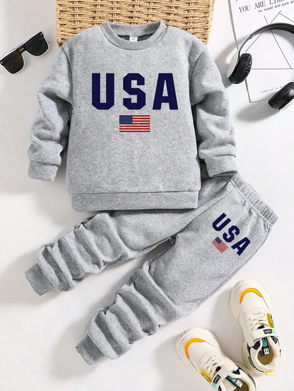 بدلة ملابس تتكون من بلوزة رياضية ذات رقبة طاقم مع طباعة أحرف، وبنطلون رياضي للأطفال الصغار