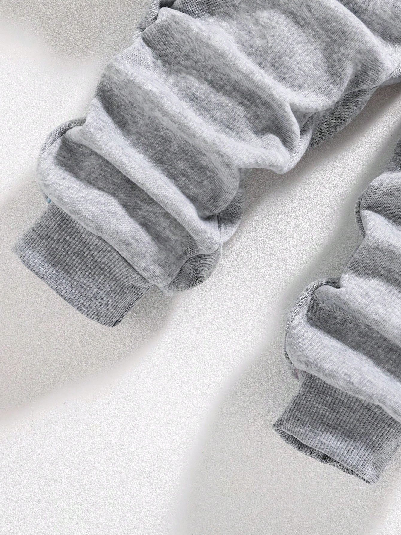 بدلة ملابس تتكون من بلوزة رياضية ذات رقبة طاقم مع طباعة أحرف، وبنطلون رياضي للأطفال الصغار