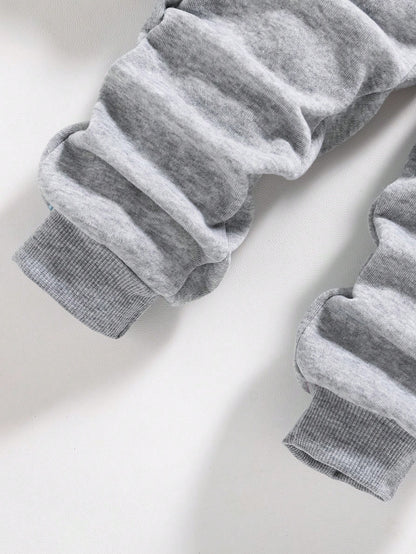 بدلة ملابس تتكون من بلوزة رياضية ذات رقبة طاقم مع طباعة أحرف، وبنطلون رياضي للأطفال الصغار